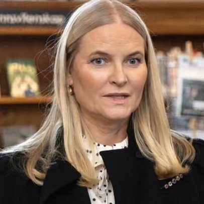 Princesa herdeira da Noruega manteve contatos com Epstein por anos, indicam arquivos