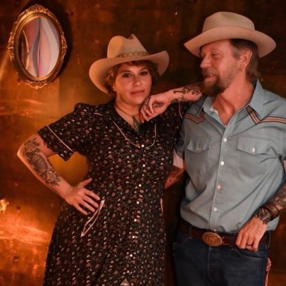 Waymores homenageiam Johnny e June em novo honky-tonker The Knot