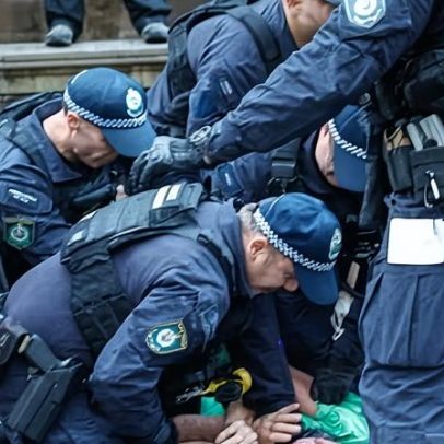 Polícia de NSW usa spray de pimenta em protesto contra visita de Isaac Herzog em Sydney
