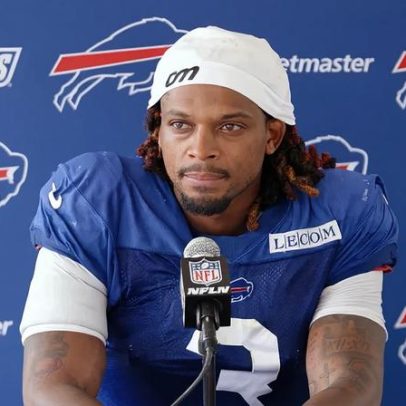 Jogador da NFL é batizado três anos após parada cardíaca