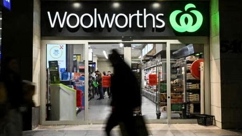 The rise of per-item charging at Australian supermarkets has led to huge price discrepancies, as customers snap up large fruit and vegetables leaving the smaller ones behind for the next wave of shoppers.