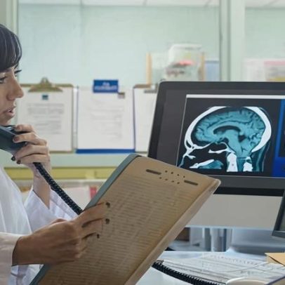 Médicos alertam proibições de contratação do NHS em unidades de câncer são perigosas.