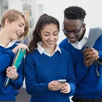 Políticas de telefones escolares na Inglaterra drenam recursos da equipe, aponta estudo