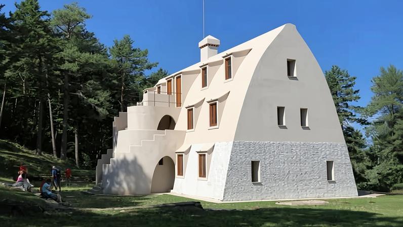 The Xalet del Catllaràs was built in 1905 and commissioned by Eusebi Güell, Gaudí’s lifelong patron.
