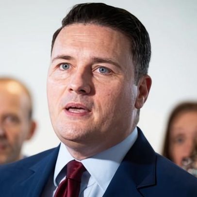 Wes Streeting oferece aumento maior a médicos residentes para encerrar disputa