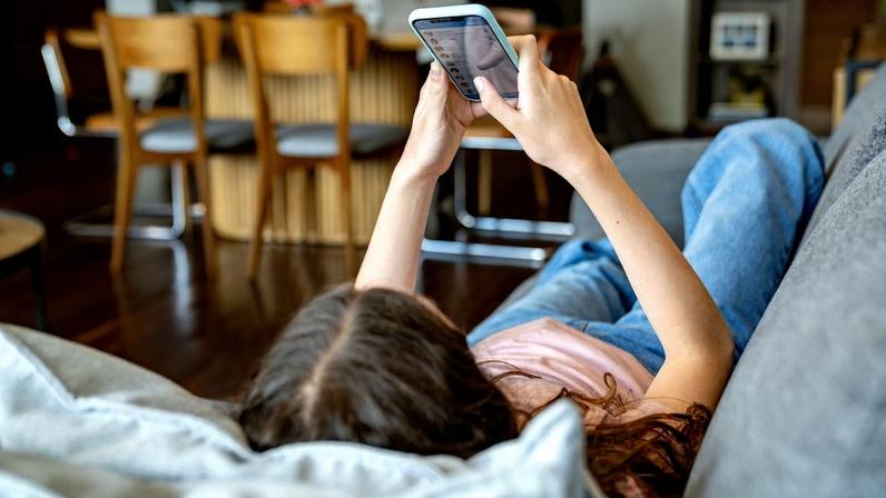 6 Ways to Help Your Teen Navigate Social Media and Peer Pressure