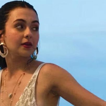 Klara Castanho curte folia em Salvador e exibe tatuagem