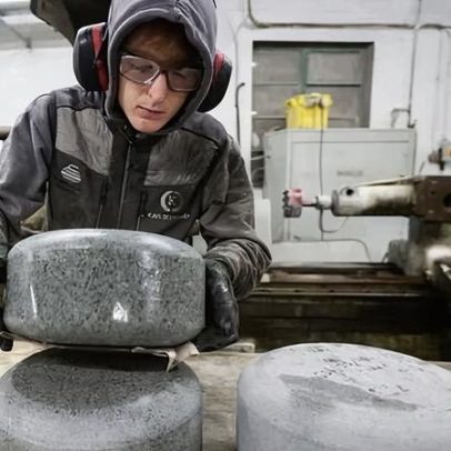 Pequena fábrica na Escócia produz pedras de curling para Olímpíadas