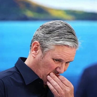 Starmer sobrevive a golpe de Sarwar, por enquanto