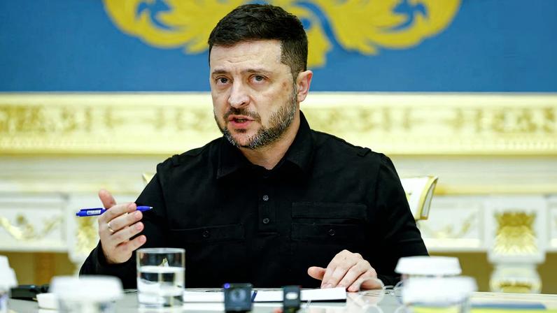 Ukraine's President Volodymyr Zelenskiy speaks as he answers a question during a meeting with the media, amid Russia's attack on Ukraine, in Kyiv, Ukraine November 7, 2025. REUTERS/Valentyn Ogirenko