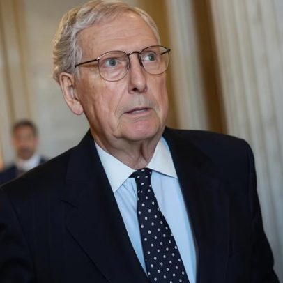 Mitch McConnell é hospitalizado com sintomas parecidos com gripe