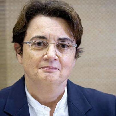 Diretora do Louvre, Laurence des Cars, renuncia após furto e bilhetes