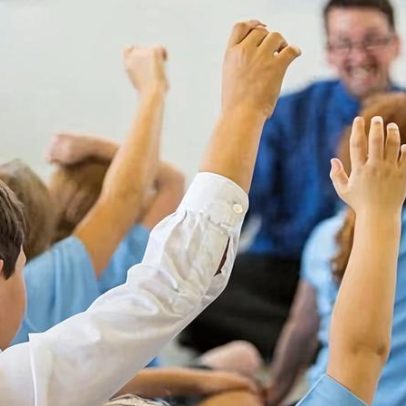 Escolas inglesas devem oferecer áreas de inclusão para alunos neurodiversos e SEND