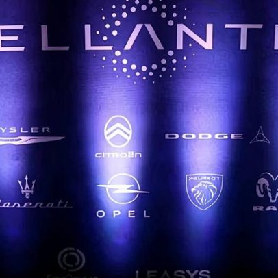 Stellantis registra €22 bi de prejuízo após superestimar ritmo de EVs