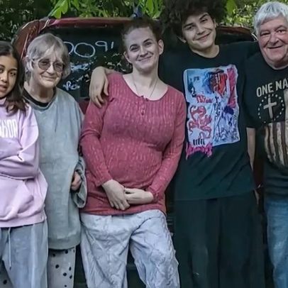Avô grava Bíblia em áudio para os netos, com esperança de guiá-los a Jesus