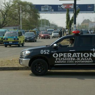 Homens armados matam três pessoas e sequestram padre no norte da Nigéria
