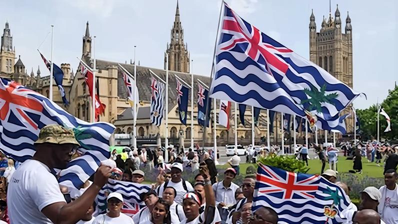 Miembros de la comunidad chagosiana protestan contra el dominio británico de la isla de Chagos en Londres el 20 de junio de 2025.