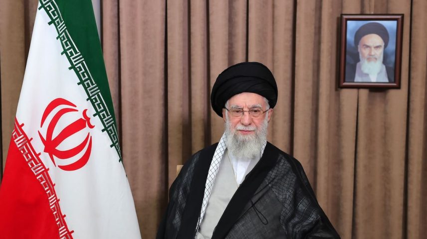 Ali Khamenei: com barba branca, vestes clericais e turbante preto, projetava a imagem de um patriarca austero.
