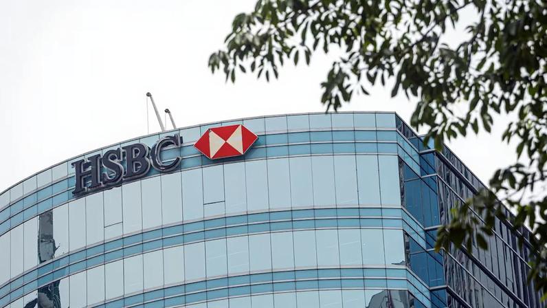 Desde que assumiu como CEO em 2024, Elhedery conduz uma ampla reestruturação, com cortes de milhares de empregos, venda de alguns negócios e fusão ou fechamento de outros. (Foto: Lam Yik/Bloomberg)