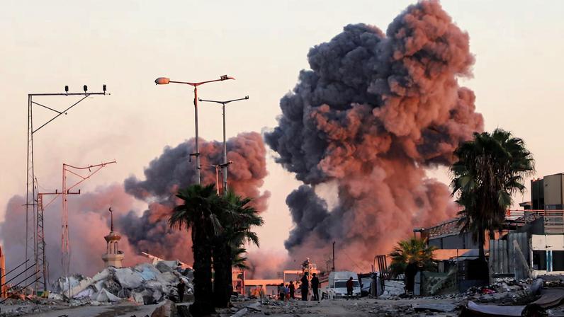 Smoke rises following an Israeli strike during a military operation in Gaza City, October 7, 2025. REUTERS/Ebrahim Hajjaj/File Photo
