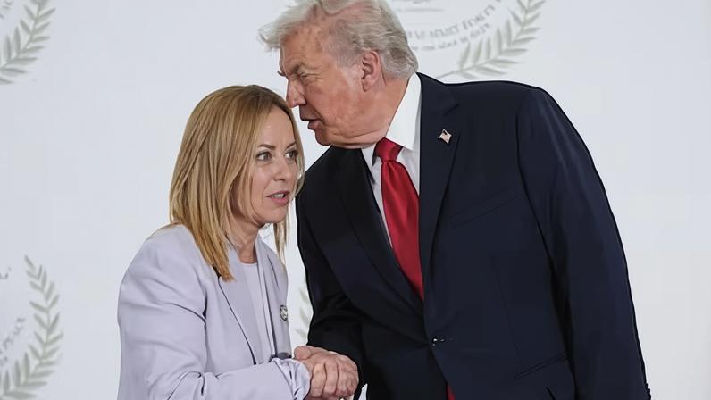 Donald Trump saluda a la primera ministra italiana, Giorgia Meloni, en la cumbre internacional sobre Gaza celebrada en Egipto en octubre de 2025.