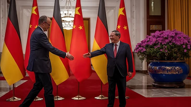 El canciller alemán, Friedrich Merz, saluda al primer ministro chino, Li Qiang, este miércoles en el Gran Salón del Pueblo, en Pekín.