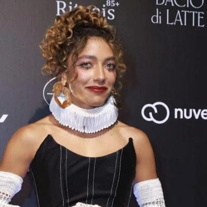 Alice Carvalho estreia no Baile da Vogue com look de Colombina