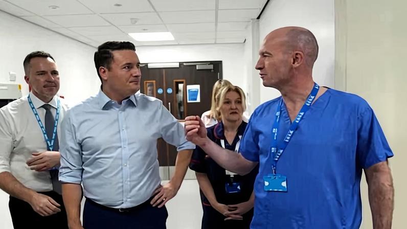 Wes Streeting speaking to doctors in a hospital corridor