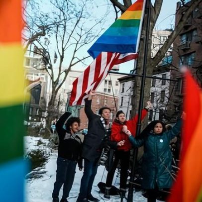Bandeira Pride é reinstalada em Stonewall após remoção pela administração Trump