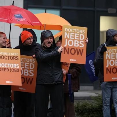Médicos residentes na Inglaterra mantêm greve por mais seis meses