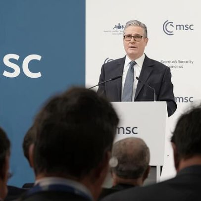 Starmer enfatiza urgência de aprofundar laços de defesa com a Europa em Munique