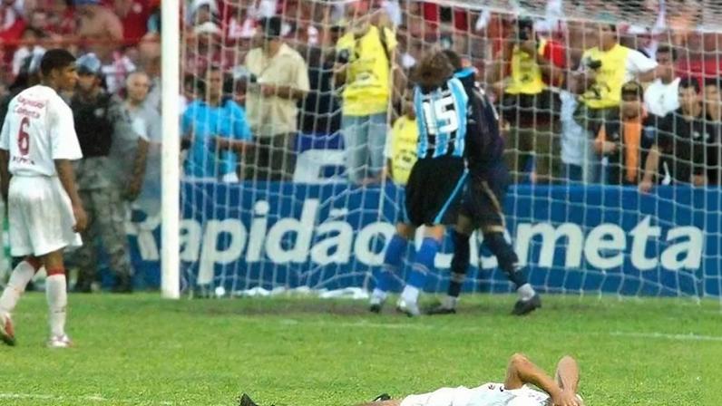 Nos Aflitos, em 2005, o Grêmio venceu com quatro jogadores a menos e entrou para a história. (Reprodução/Grêmio)