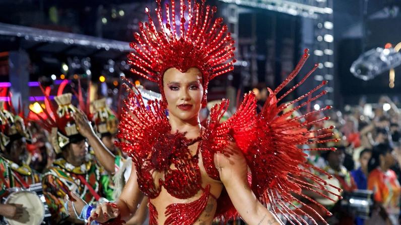 A culpa foi toda da Virgínia - e do costeiro de 12 kg? Após fiasco histórico, jurados explicam por que tiraram pontos de bateria e fantasia da Grande Rio