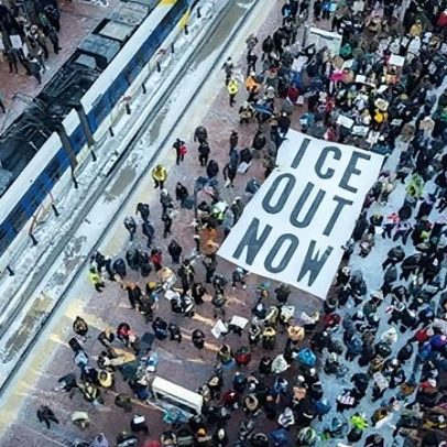 Justiça retira acusações contra homens acusados de agredir oficial do ICE