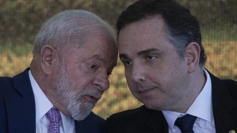 O presidente Luiz Inácio Lula da Silva (e) e o presidente do Senado, Rodrigo Pacheco participam da Cerimônia no Palácio do Planalto do lançamento do Plano Safra 2023/2024.