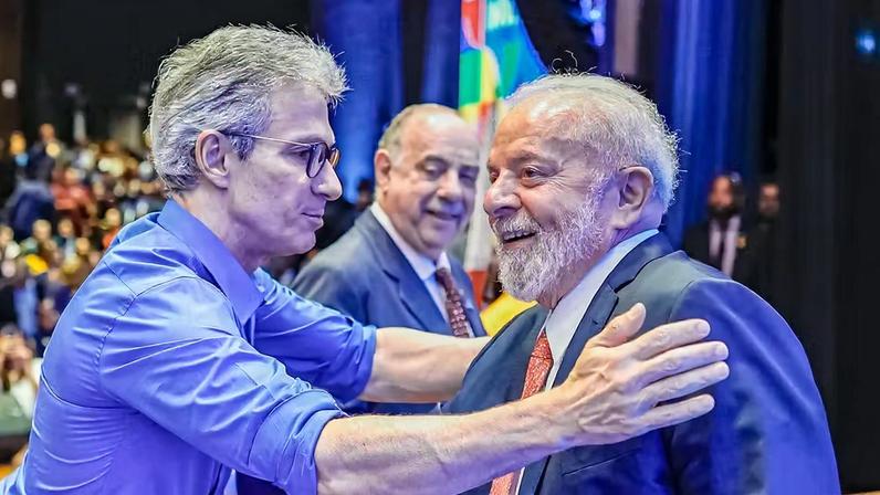 Lula e Zema durante cerimônia de anúncio de investimentos para Minas Gerais, em 2024 — Foto: Ricardo Stuckert / PR