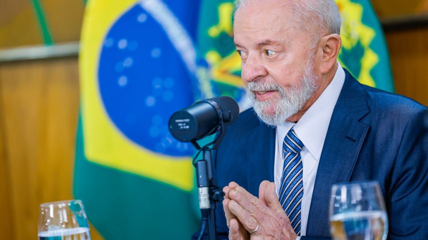 Lula faz última reunião ministerial antes de reforma no governo para eleições