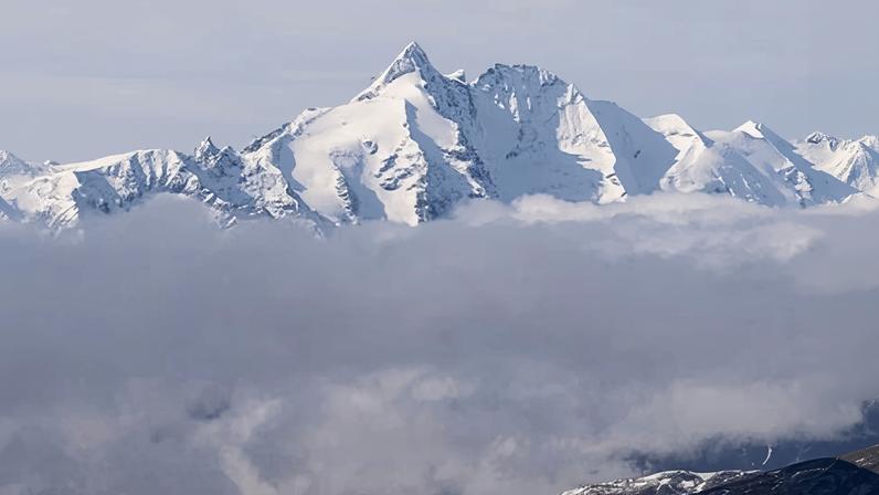 Kerstin G froze to death on Großglockner when Thomas P descended the mountain to fetch help.