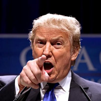 Trump restabelece liberdade religiosa e direito à oração em escolas públicas
