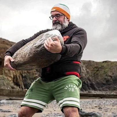 Irlandês revive esporte esquecido de levantar pedras