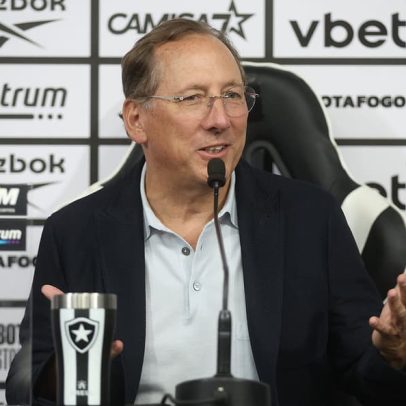 Órgão britânico confirma retorno de John Textor ao comando da Eagle