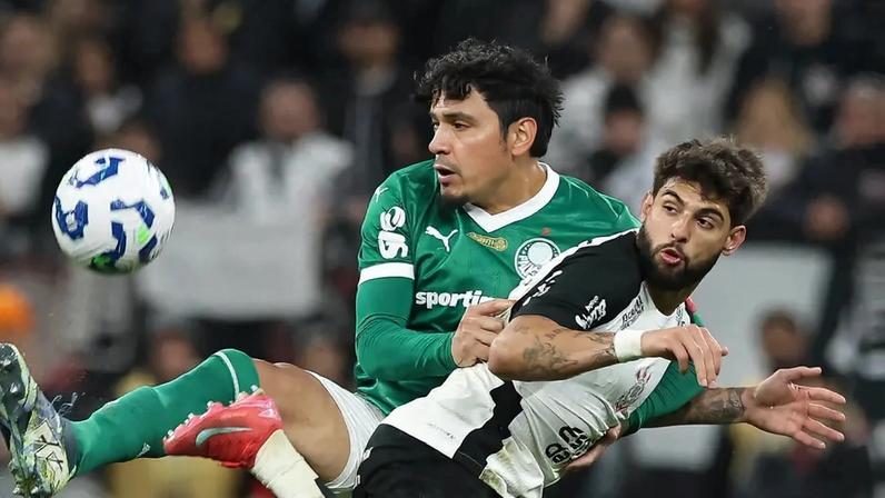 Gustavo Gómez e Yuri Alberto disputam a bola em Corinthians x Palmeiras (Foto: Cesar Greco/Palmeiras/by Canon)