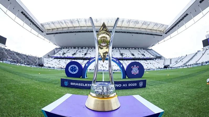 Troféu do Brasileirão Feminino na Neo Química Arena, palco da final em 2025. (Foto: Staff Images Woman / CBF)