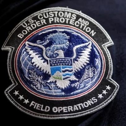Oficial federal de imigração dos EUA é acusado de abrigar imigrante
