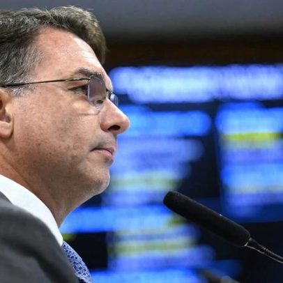 Flávio Bolsonaro aponta ruptura da democracia brasileira em entrevista à França