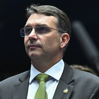 Flávio Bolsonaro encontra deputados e empresários na França