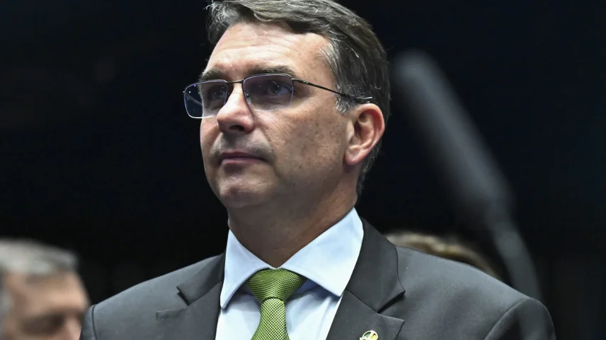 Senador cumpre agenda internacional como parte de um esforço para obter apoio externo à sua pré-candidatura.