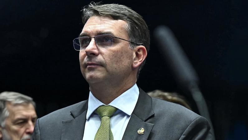 Flávio Bolsonaro foi escolhido por seu pai, o ex-presidente Jair Bolsonaro, como seu substituto nas eleições de 2026. (Foto: Jefferson Rudy/Agência Senado)