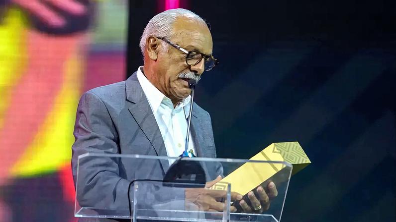 Júnior, ídolo do Flamengo, durante premiação do Brasileirão (Foto: Divulgação/CBF)