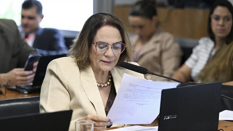 Senadora aponta elogios ao presidente e críticas ao ex-presidente em ano eleitoral. Em pronunciamento, à bancada, relatora do PL 4.413/2021, senadora Damares Alves (Republicanos-DF). Foto: Edilson Rodrigues/Agência Senado